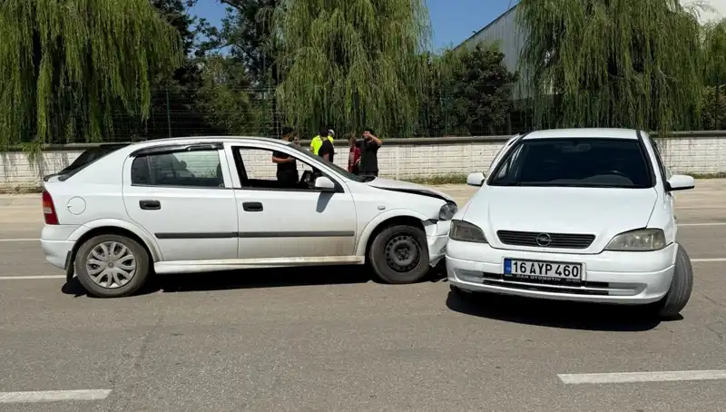 İki Otomobil Çarpıştı: Kazanın Ayrıntıları ve Yaralıların Durumu!