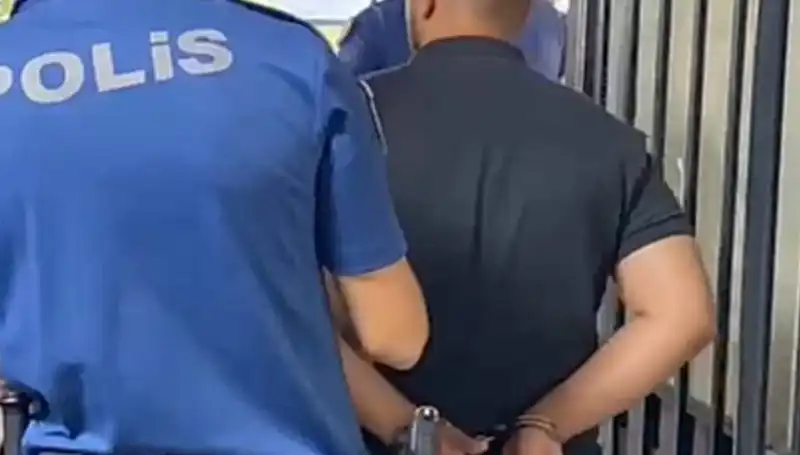 İzmir’de Polise Saldıran Şahıs Hızla Yakalandı, Ceza Bekliyor!