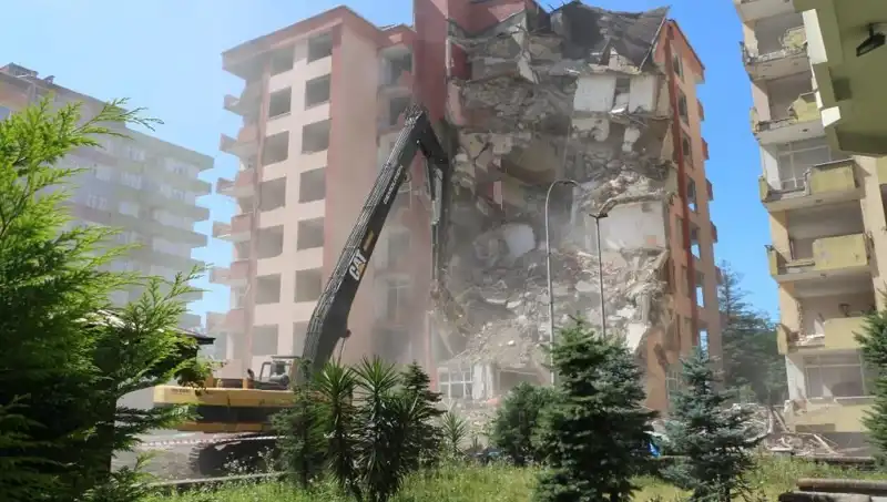 Deprem Yerine Dalgalar: Şehirde İki Bina Yıkılıyor!