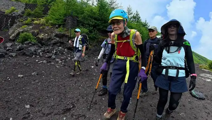 102 Yaşındaki Japon Dağcı, Fuji Dağı'nda Öylesine Bir Rekor Kırdı ki!
