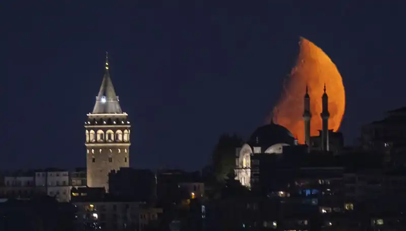İstanbul'da Yarım Ay Görsel Şöleni ile Gözleri Kamaştırdı