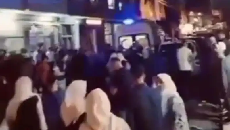 14 Yaşındaki Kader, Balkondan Düşerek Hayatını Tehlikeye Attı