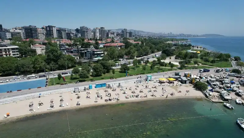 Sıcak Hava İstanbul'u Sarmaladı: Caddebostan Sahili Dolup Taştı!