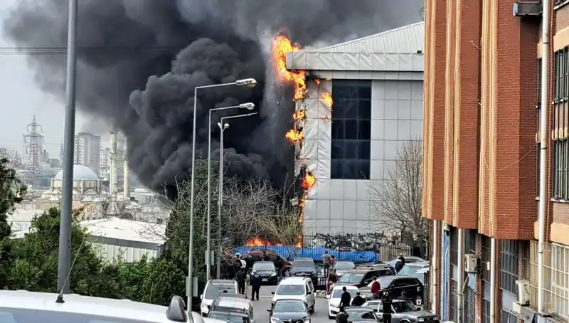 Başakşehir Sanayi Sitesinde Çıkan Yangın, Ekipler Seferber Oldu