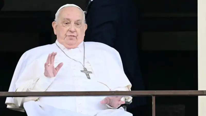 Papa Francis, Uzun Süreli Rahatsızlığından Sonra Hastanede İlk Görüntüsünü Verdi