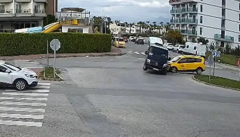 Kavşakta Feci Kaza: Minibüs ve Ticari Taksi Çarpıştı, Can Pazarına Dönüştü!