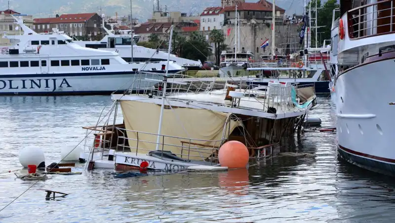 Hırvatistan’da Şiddetli Yağış ve Fırtına: Feribot Çarpan Gemi Battı!