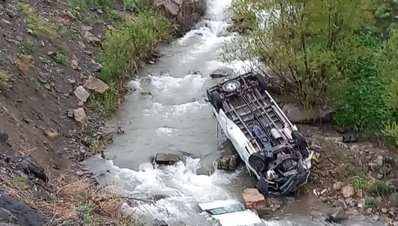 Hakkari'de Minibüs Devrildi: İşçi Taşıyan Araçta İki Can Kaybı, Üç Yaralı