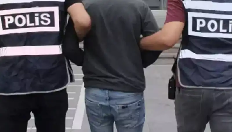 Taksiciyle Tartışan Sürücü Dökme Peşinde, Polis Tarafından Yakalandı