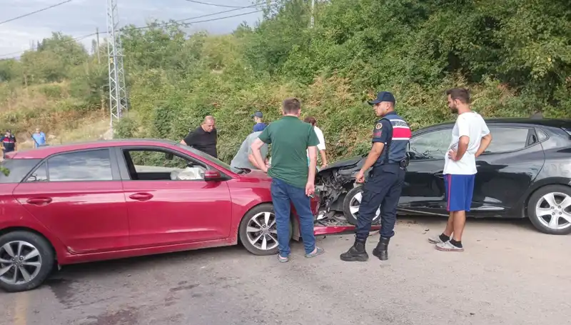 Karamürsel’de Feci Trafik Kazası: 4 Kişi Yaralandı!