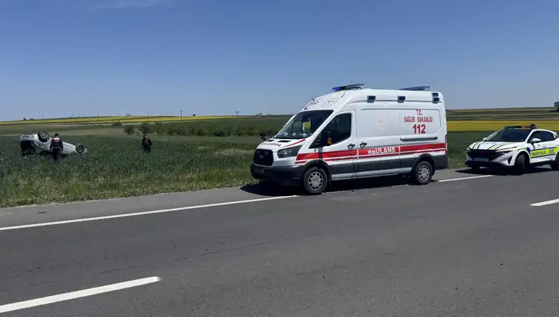 Edirne'de Devrilen Otomobil Kazasında Sürücü ve Eşi Yaralandı