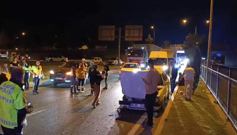 Otoyolda Geri Dönüş Yapan Araç Kazası: Çocuklar da Yaralı!