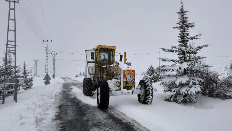 Kayseri'de Kışın Zorluğu: Kardan Kapanan Yollar Tekrar Açılıyor!