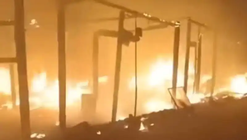 Elektrik Teli Koptu, 15 Çadır Kısa Sürede Alev Alev Yandı!