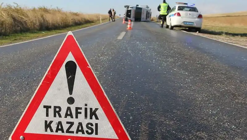 Otomobil Servis Minibüsüne Çarptı: 6 Çocuk ve 8 Yaralı ile Feci Kaza