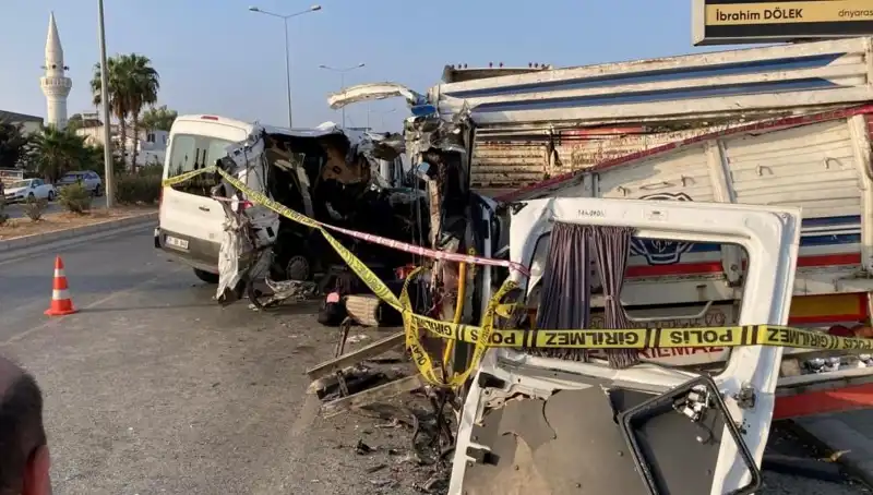 Mersin'de Tatil Yolunda Feci Kaza: İki Ölü, On Yaralı Acı Durum!