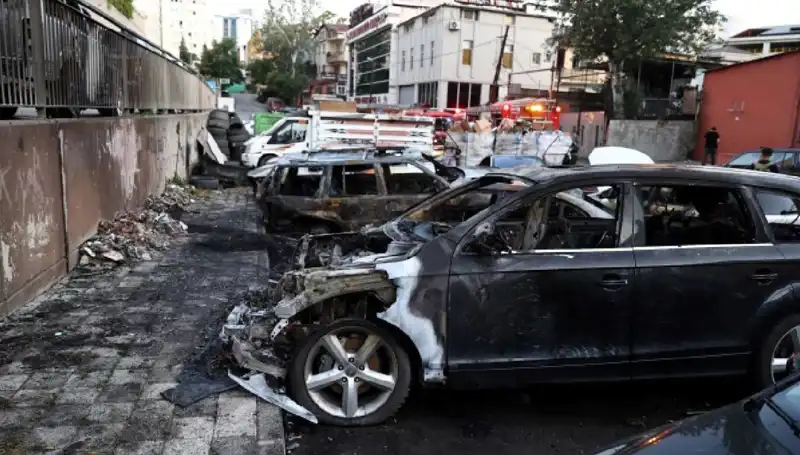 Sanayi Bölgesinde Tarihi Yangın: Tamir İçin Bekleyen Araçlar Kül Oldu