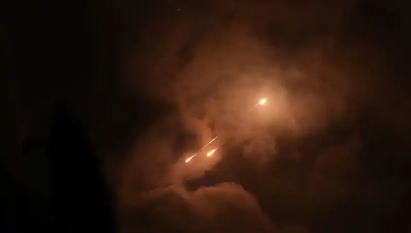 İran’ın Gece Saldırı Stratejisi: Füzelerin Fırlatma Saatleri Neden Önemli?