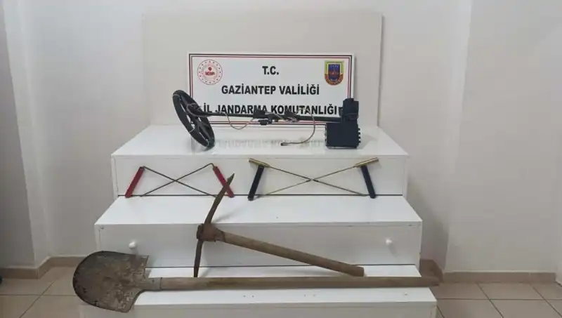 Definecilerin Yakalanması: Kaçak Kazı Yapan İki Kişi Suçüstü!