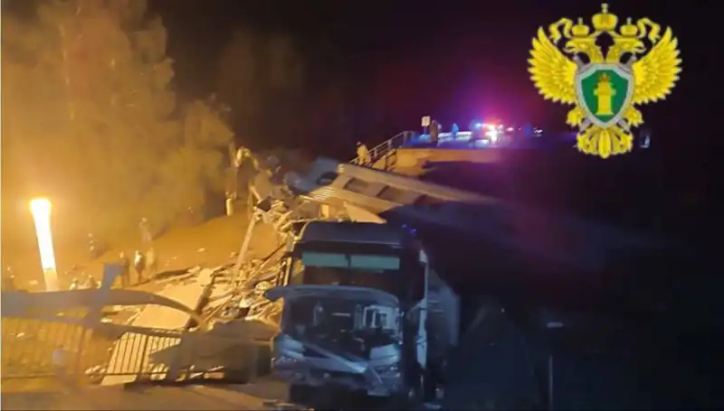 Rusya'da Şok Edici Olay: Köprü Trenin Üzerine Çöktü!