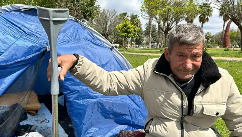 Kaza Sonrası Hayatında Büyük Değişim Yaşayan Adam, Parkta Çadırda Yaşıyor