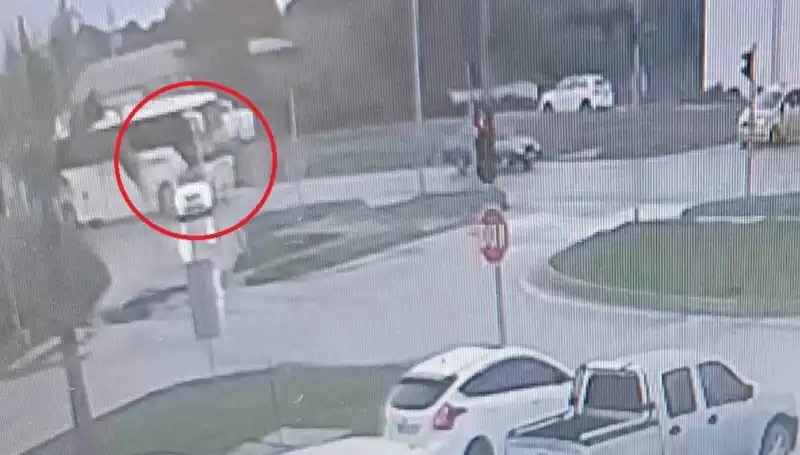 Kırmızı Işıkta Durdu, Yolcu Otobüsü İle Kaza Yaşandı