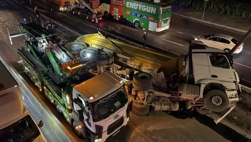Moloz Yüklü Hafriyat Kamyonu Devrildi: Olay Yeri ve Ayrıntılar