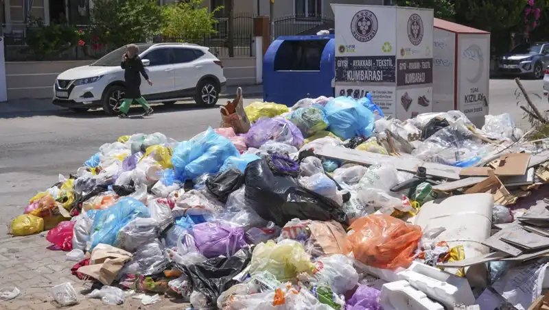 İzmir'in Sokakları Çöp Yığınlarıyla Dolu: Temizlik Sorunları Artıyor
