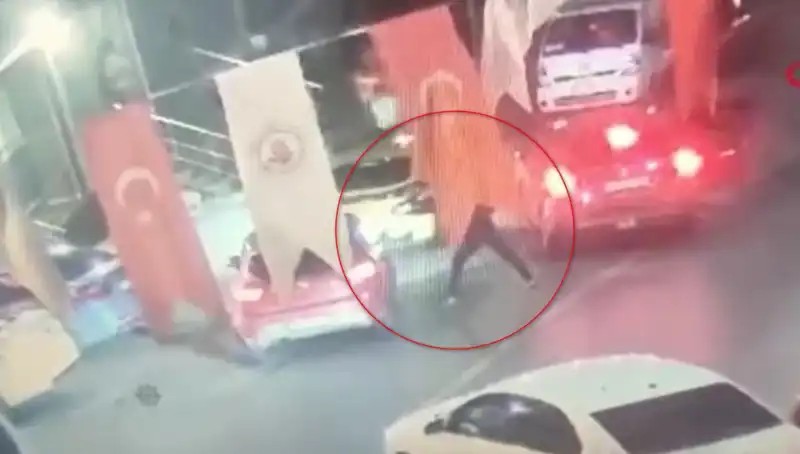 Kağıthane'de Sokak Ortasında Cinayet: Bir Genç Otomobilde Yaşamını Yitirdi