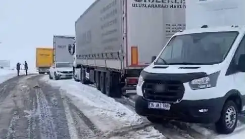 Kars-Ardahan Karayolu’nda Aşırı Kar Yağışı TIR'ları Kara Sapladı