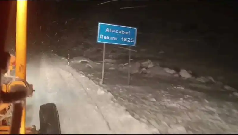 Antalya’da Beklenmedik Kar Yağışı: Tatilciler Büyülendi